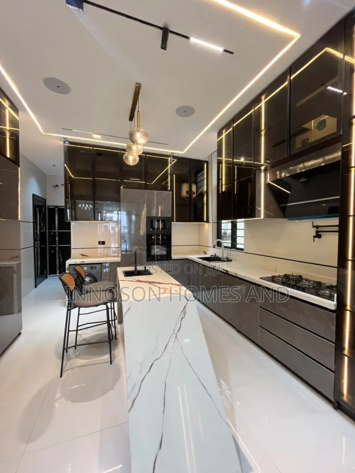 5bdrm Duplex in Chevron for sale in Chevron