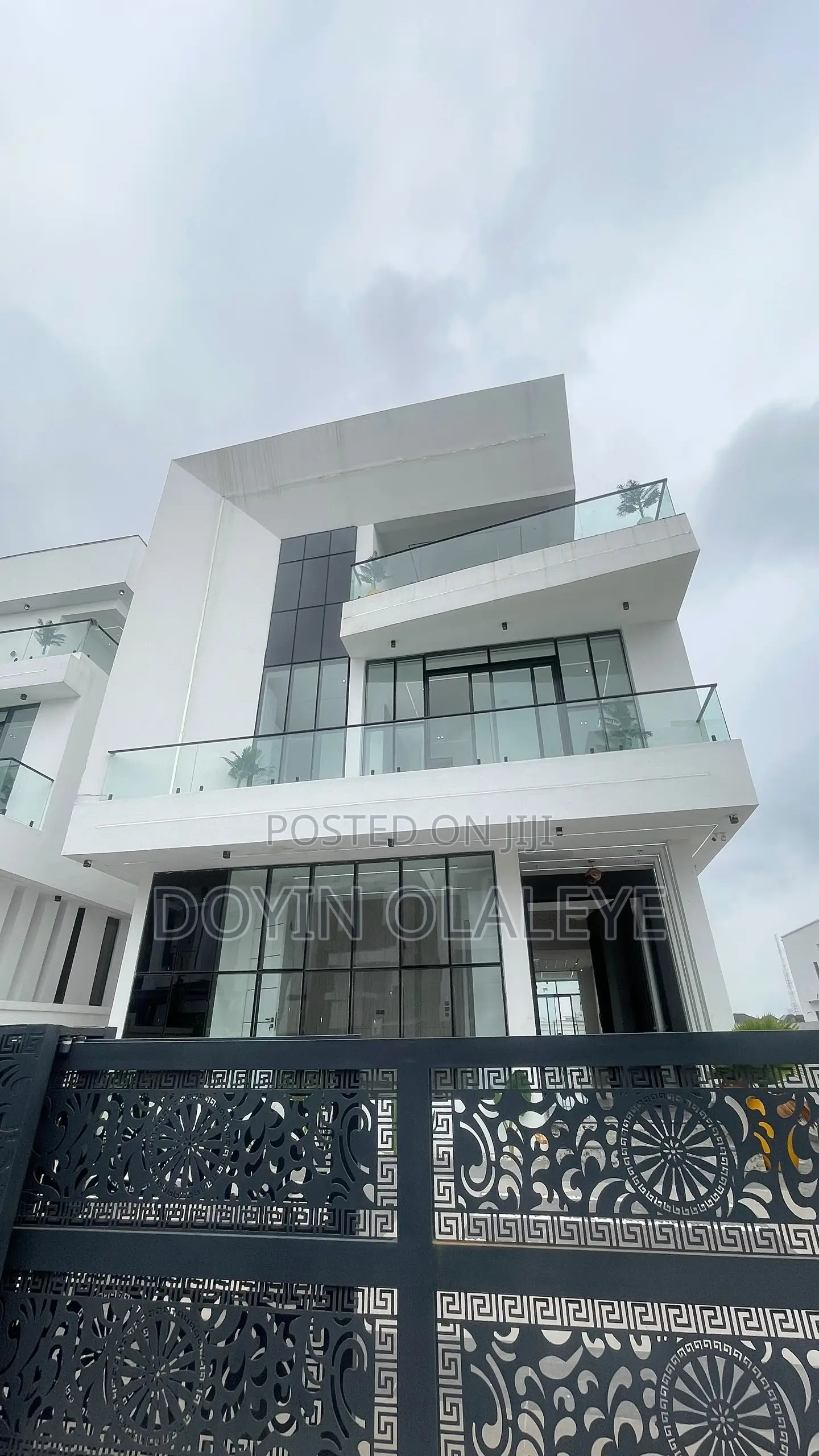 6bdrm Duplex in Chevron for sale in Chevron