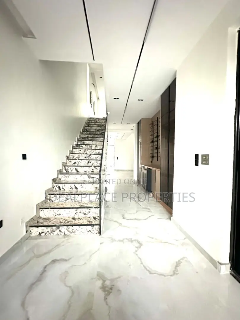 5bdrm Duplex in Lekki Phase 1 for sale in Lekki Phase 1