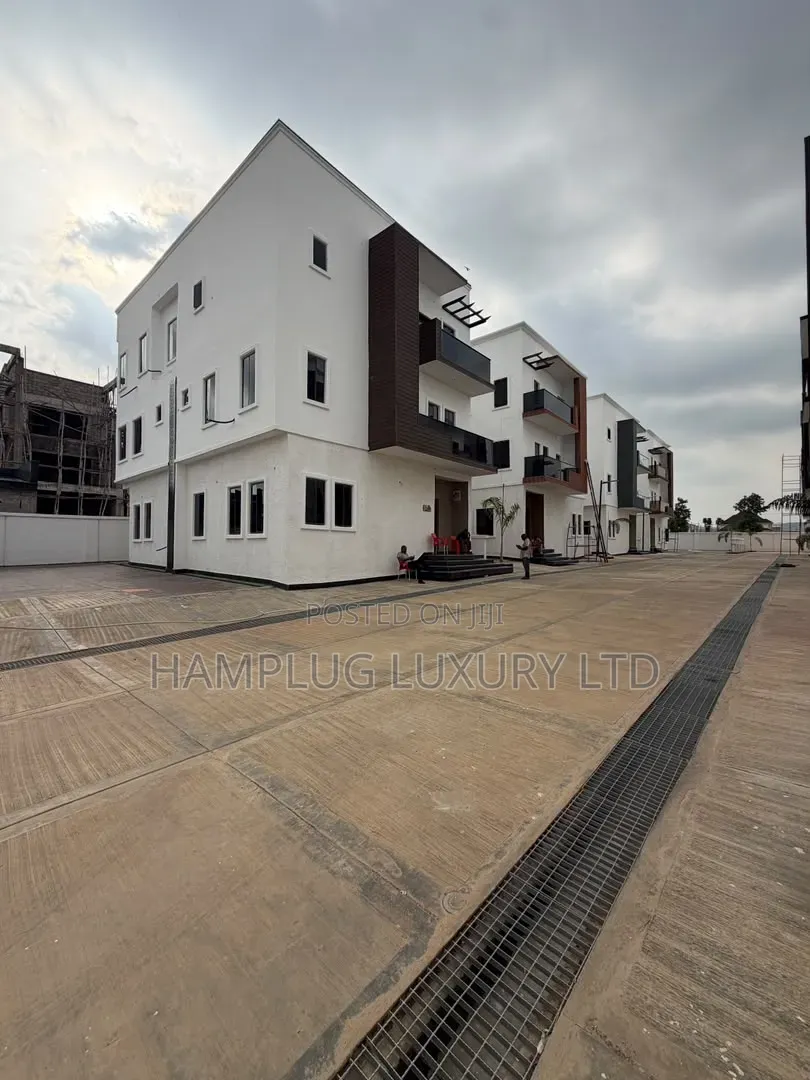 5bdrm Duplex in Jahi for sale in Jahi