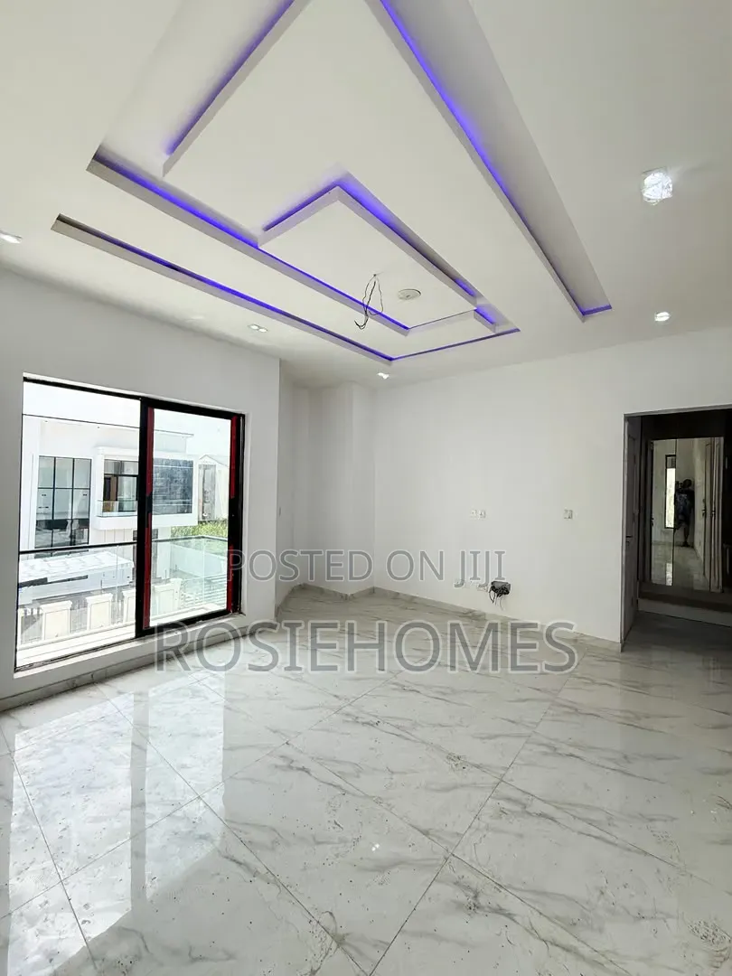 4bdrm Duplex in Daffodil Estate, Chevron for sale in Chevron