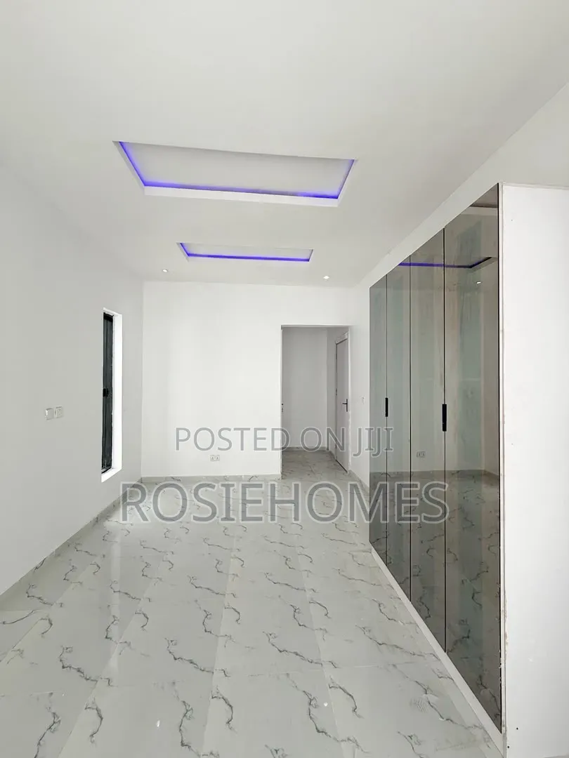 4bdrm Duplex in Daffodil Estate, Chevron for sale in Chevron