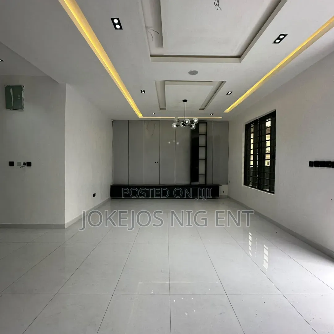 4bdrm Duplex in Igboefan Idado for sale in Idado