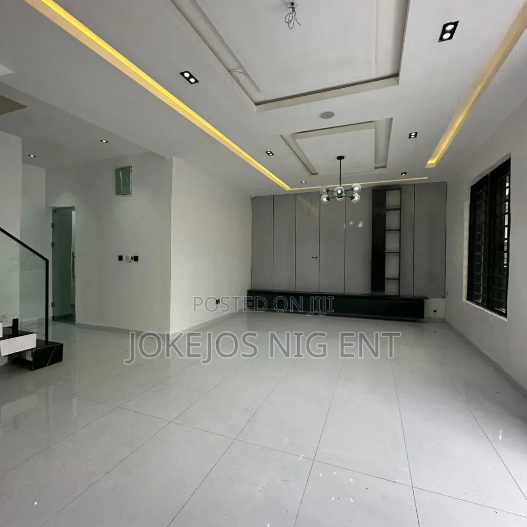 4bdrm Duplex in Igboefan Idado for sale in Idado