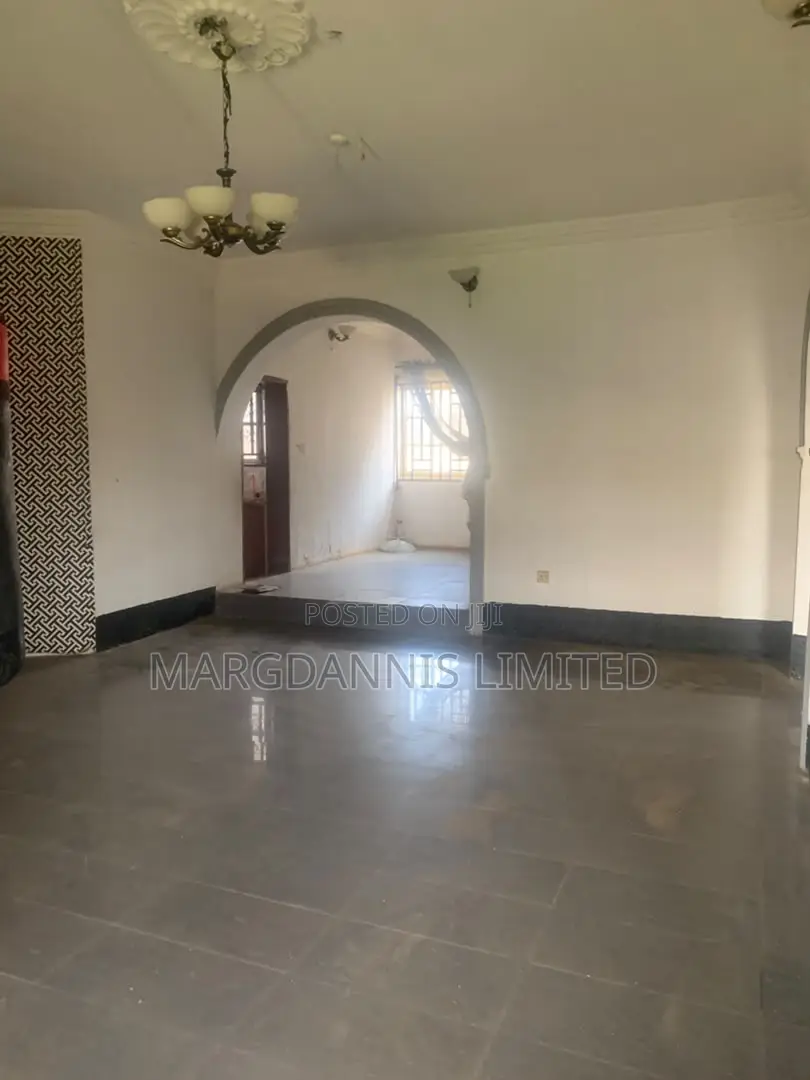 3bdrm Block of Flats in Radio, Ikorodu Garage for rent in Ikorodu Garage