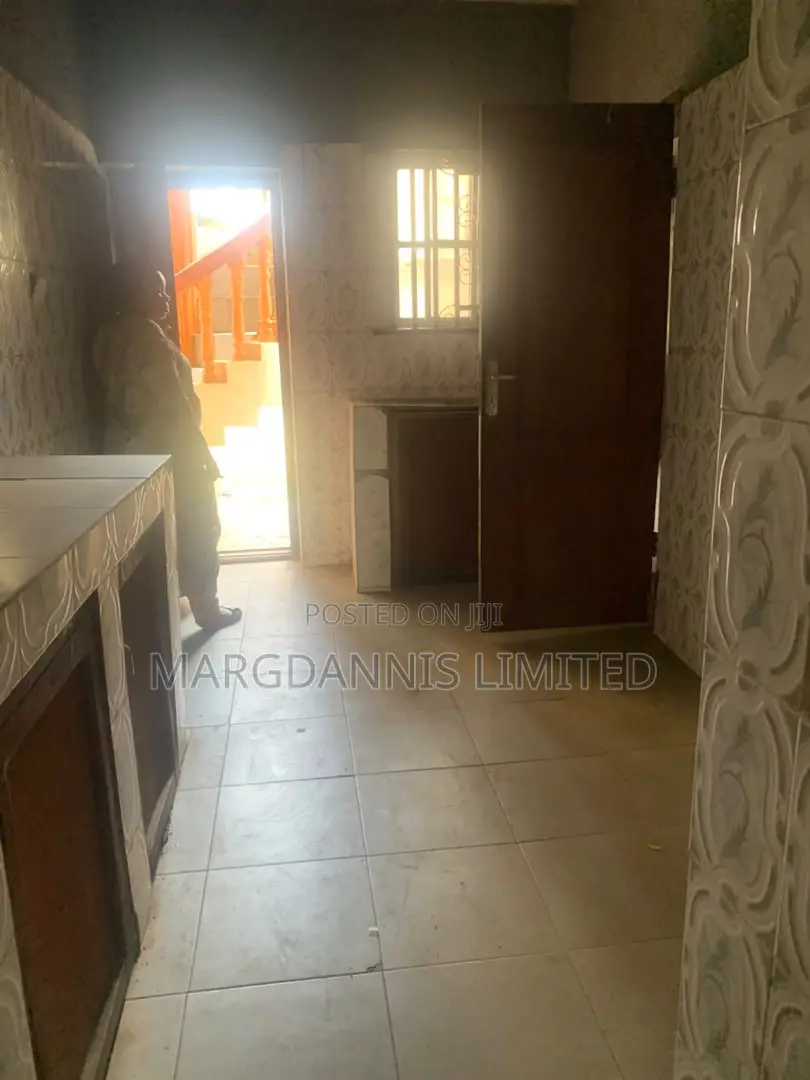 3bdrm Block of Flats in Radio, Ikorodu Garage for rent in Ikorodu Garage