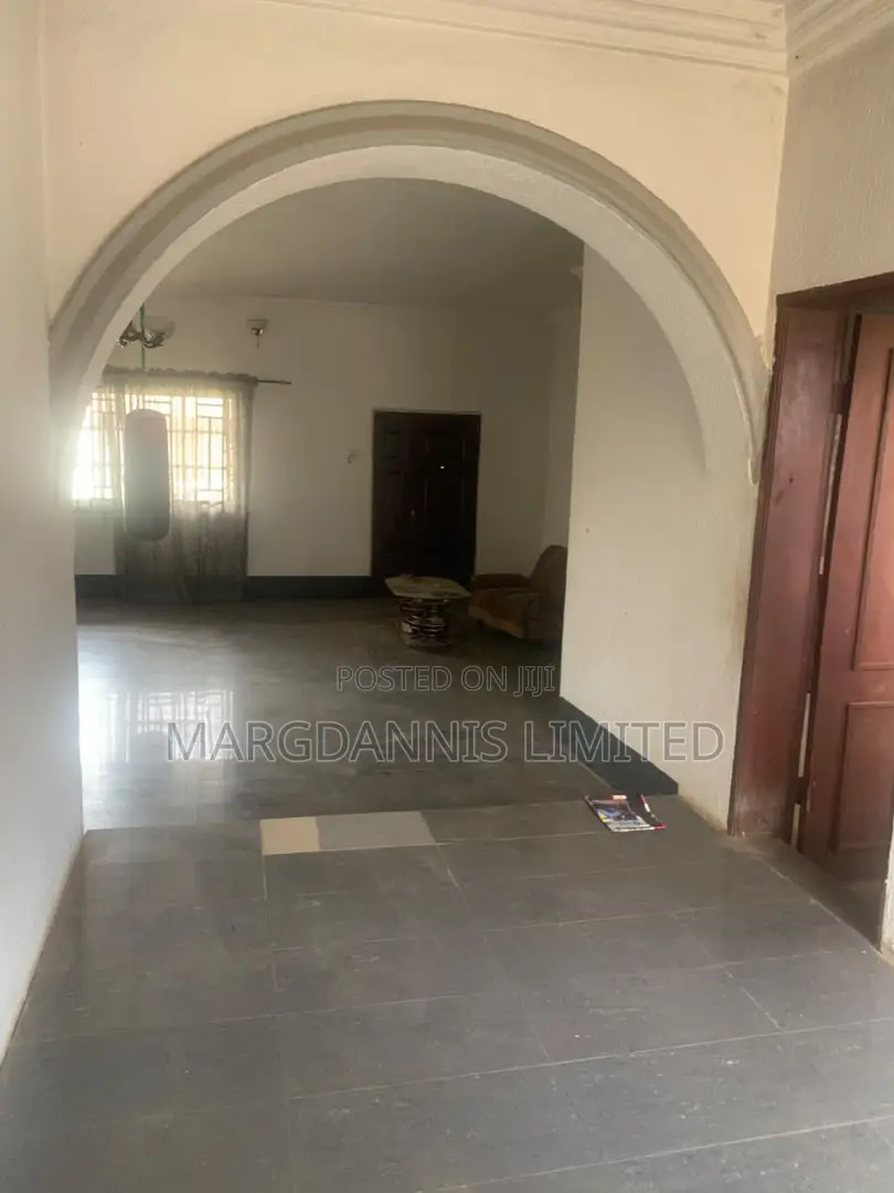 3bdrm Block of Flats in Radio, Ikorodu Garage for rent in Ikorodu Garage