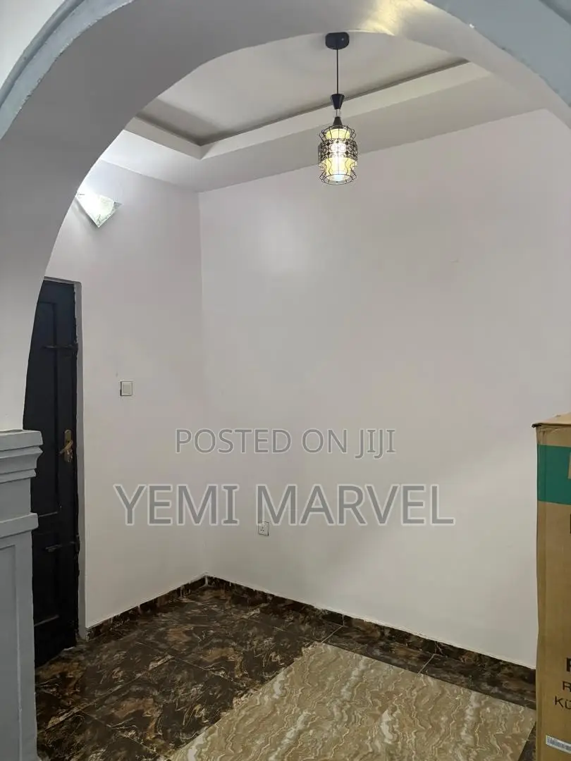 3bdrm Block of Flats in Bankole, Karinkapo for rent in Akala Express