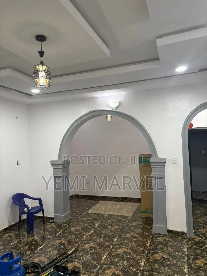 3bdrm Block of Flats in Bankole, Karinkapo for rent in Akala Express