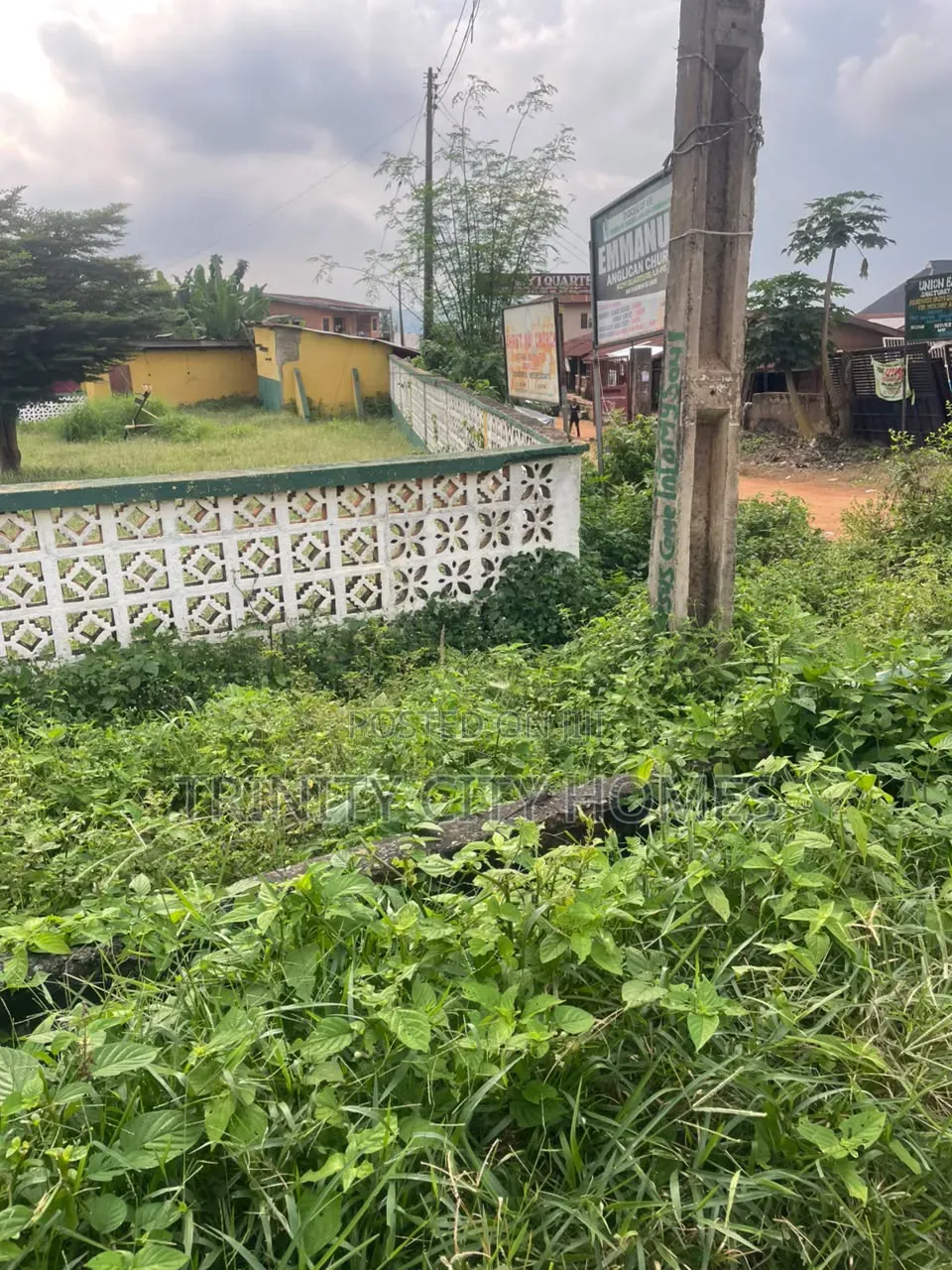 Building Facing the Road for Sale at Ikoyi Quarters Junction, Ile-Ife. in Ife