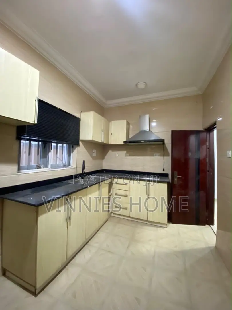 3bdrm Block of Flats in Chveron, Chevron for rent in Chevron