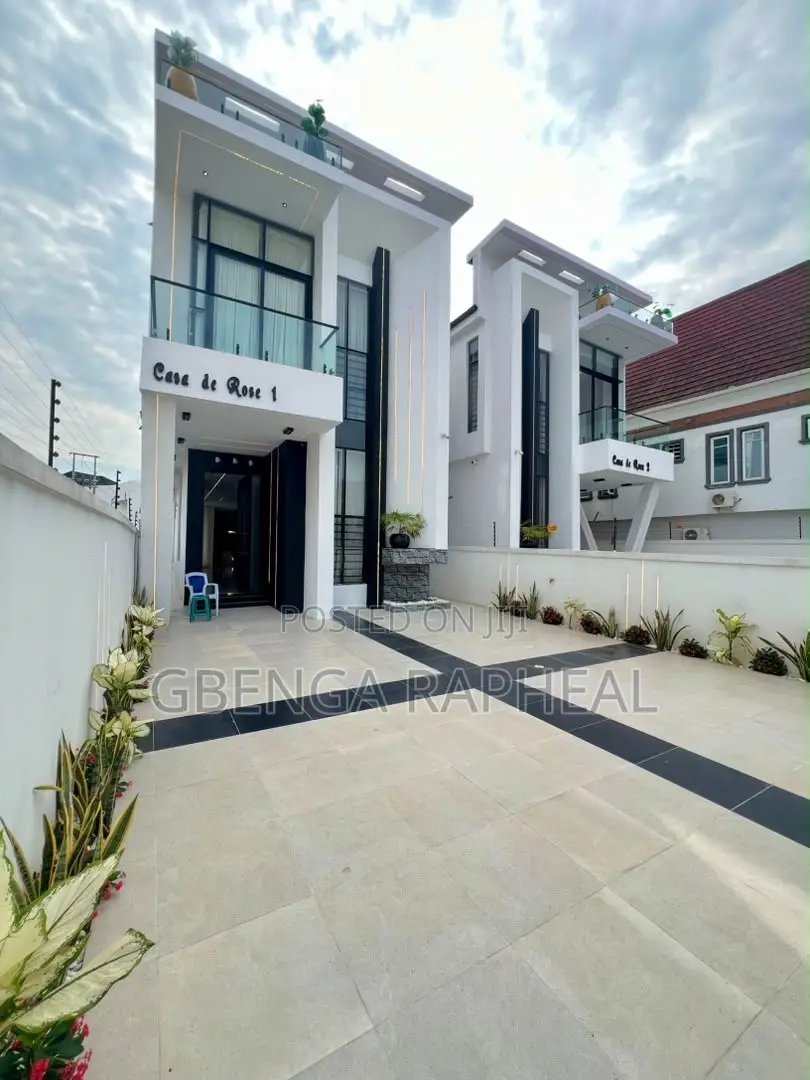 5bdrm Duplex in Ikota for sale in Ikota