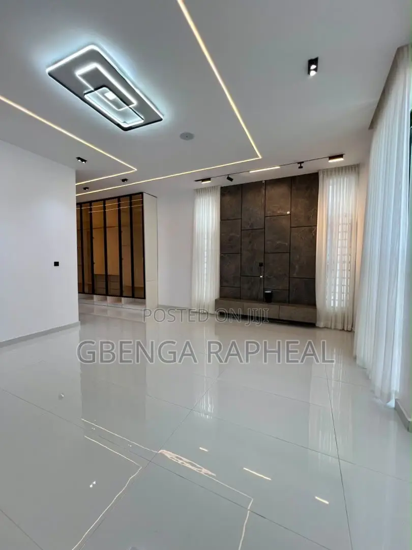 5bdrm Duplex in Ikota for sale in Ikota