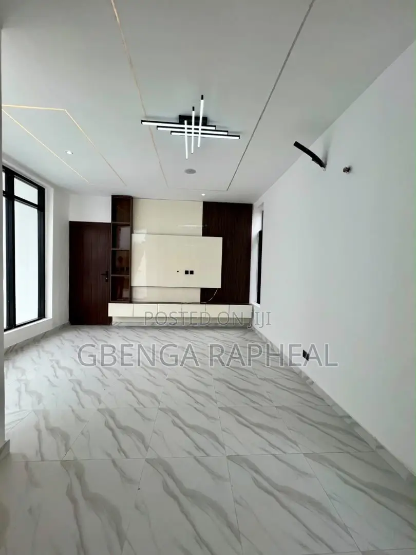 5bdrm Duplex in Chevron, Lekki for sale in Lekki
