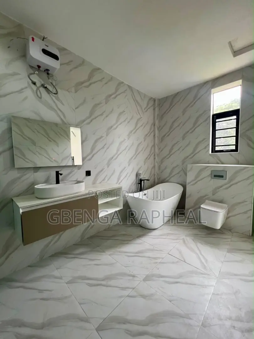 5bdrm Duplex in Chevron, Lekki for sale in Lekki