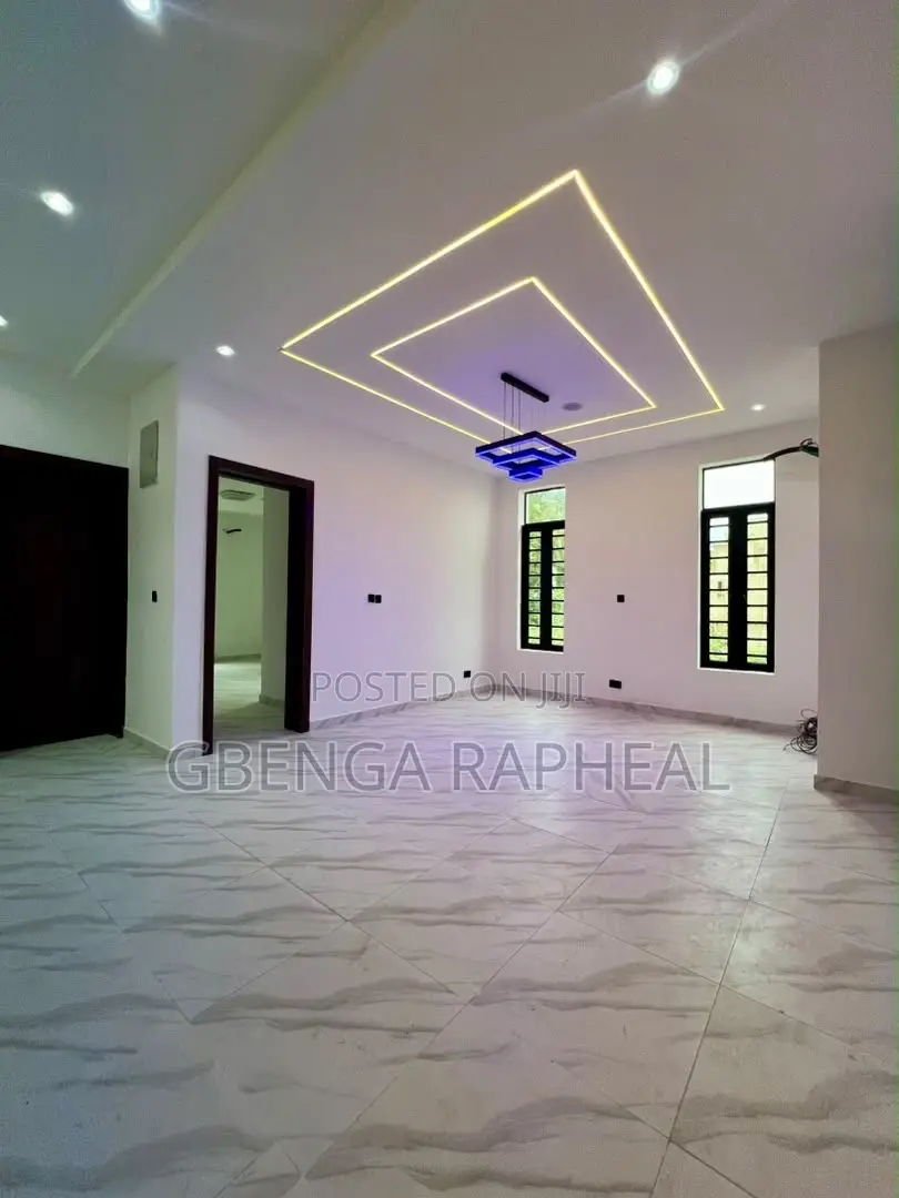 5bdrm Duplex in Chevron, Lekki for sale in Lekki