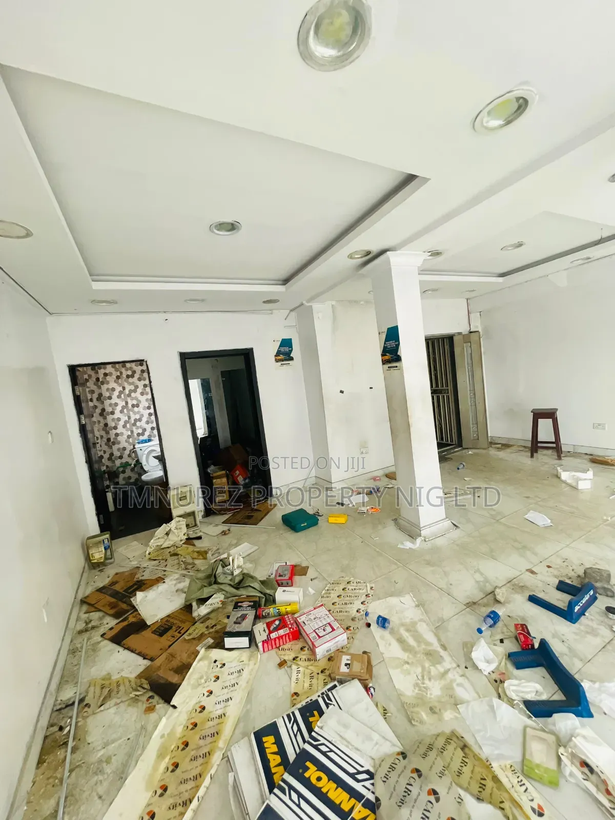 Shop for Rent Direct Faccing Road at Admiralty Lekki Phase1 in Lekki Phase 1