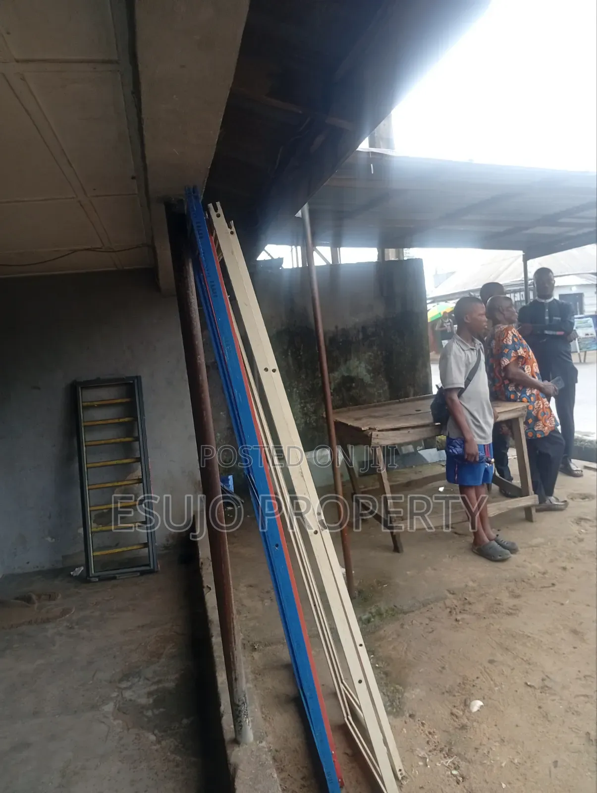 10bdrm Bungalow in Ekpri Nsukara, Uyo for sale in Uyo