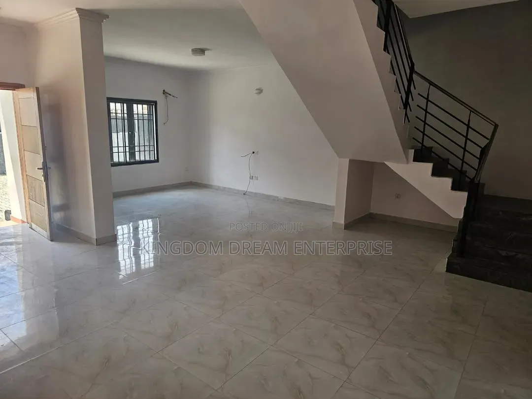 3bdrm Townhouse / Terrace in Bera Estate Chevron for rent in Chevron