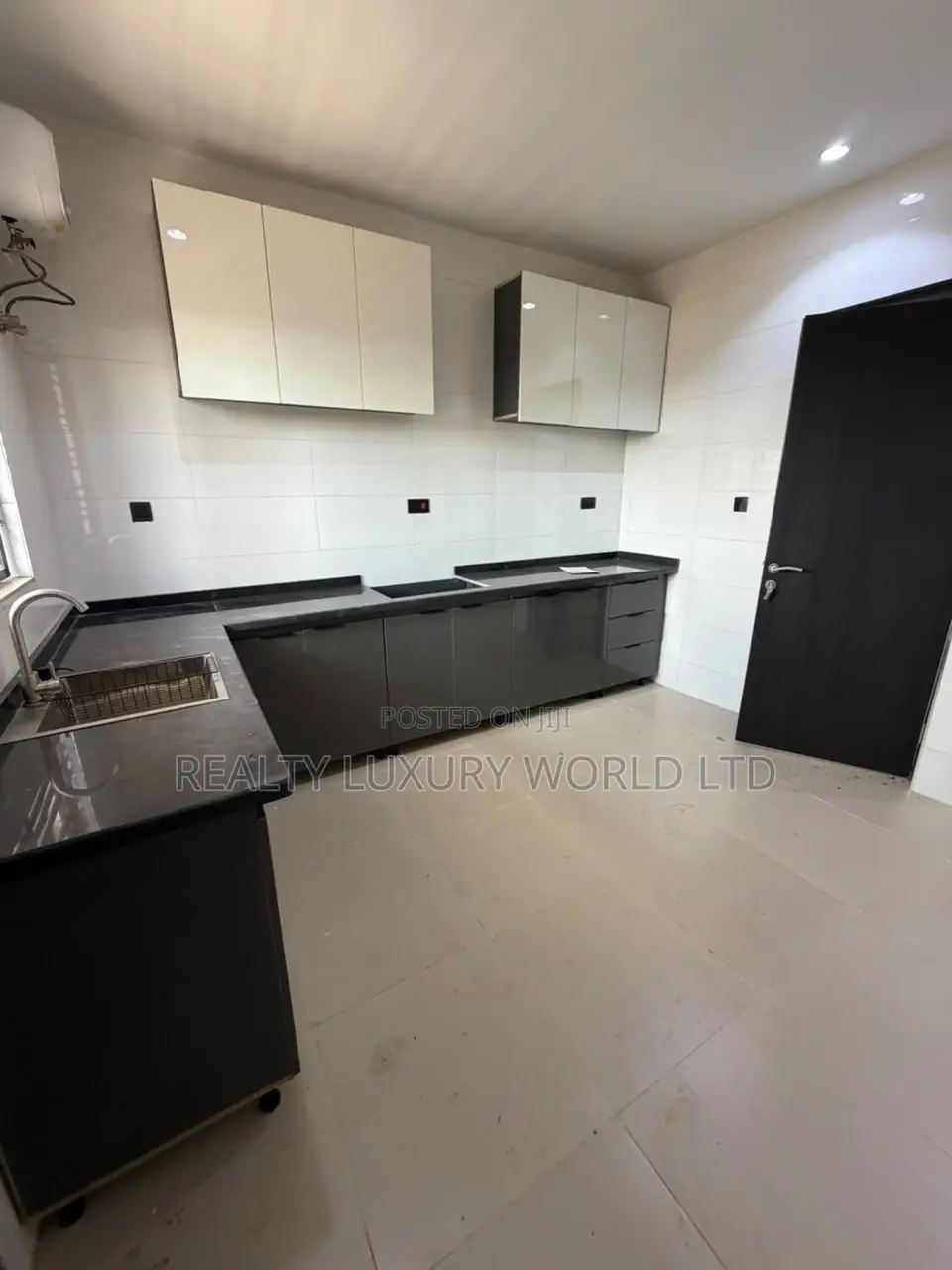 3bdrm Townhouse/Terrace in Wuye for sale in Wuye