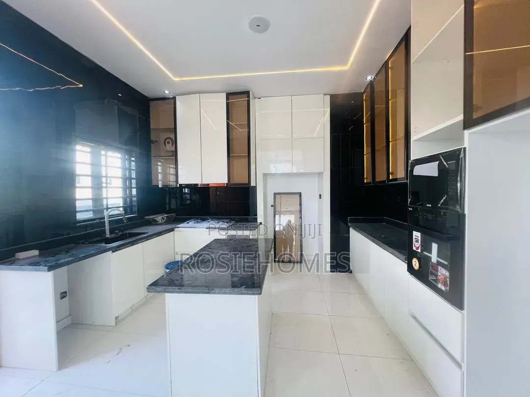 4bdrm Duplex in Ikota for rent in Ikota