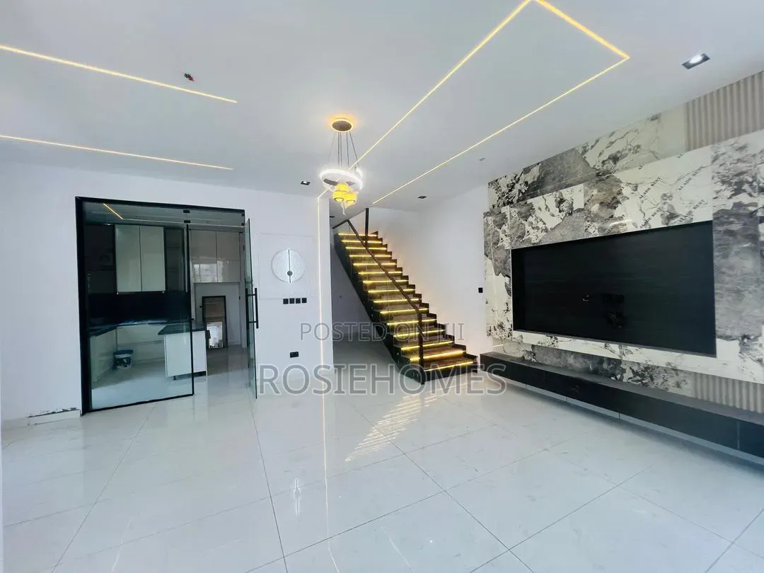 4bdrm Duplex in Ikota for rent in Ikota