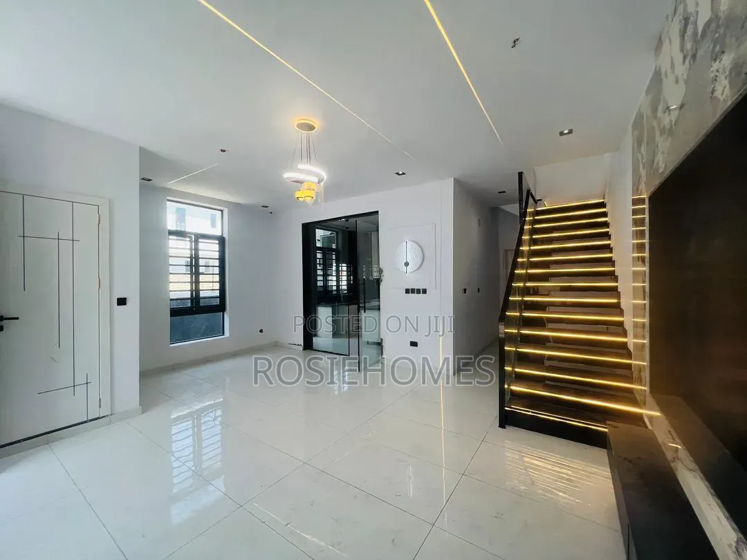 4bdrm Duplex in Ikota for rent in Ikota