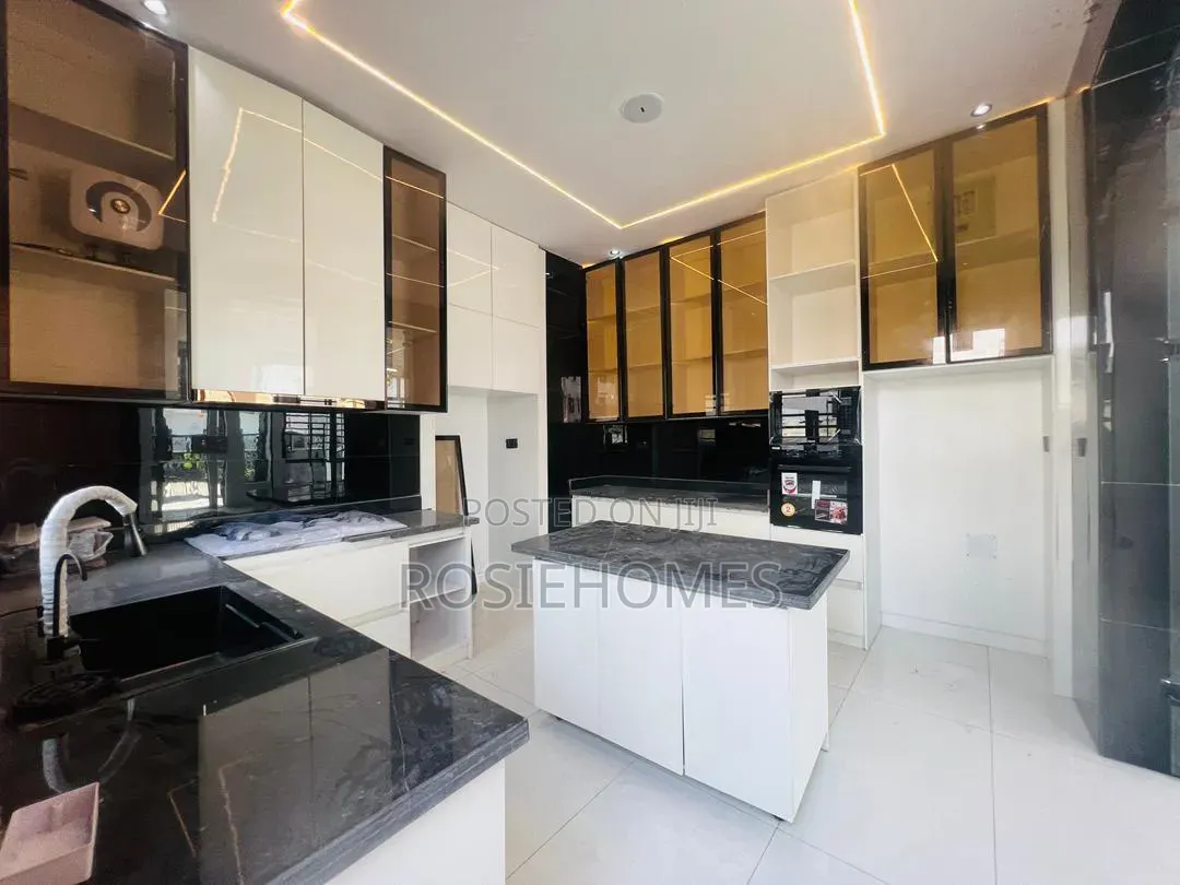 4bdrm Duplex in Ikota for rent in Ikota