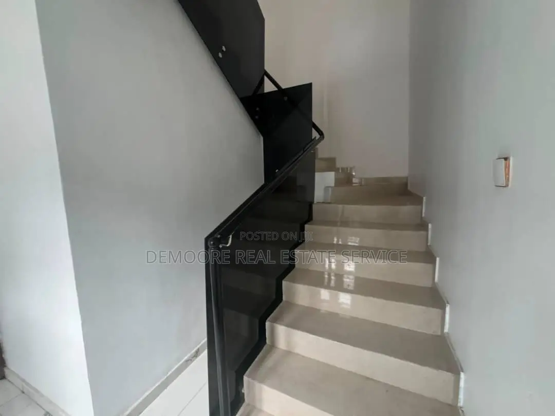 5bdrm House in Adeniyi Jones for sale in Adeniyi Jones