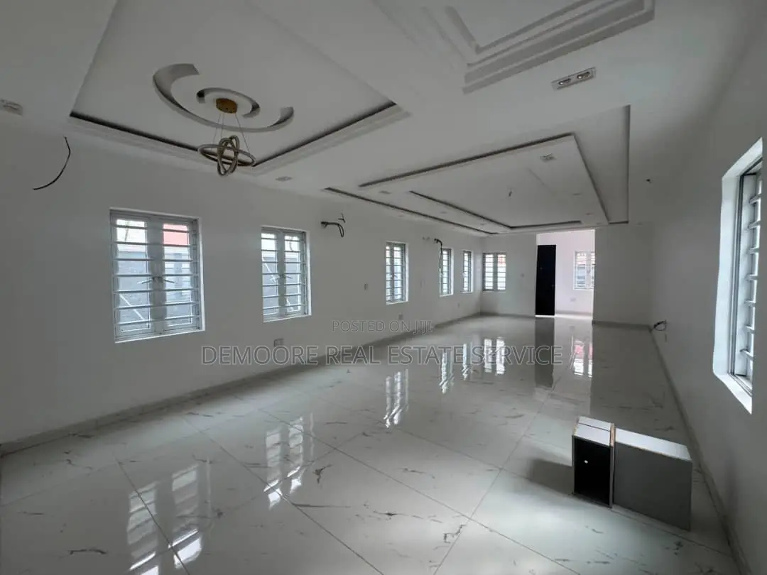 5bdrm House in Adeniyi Jones for sale in Adeniyi Jones