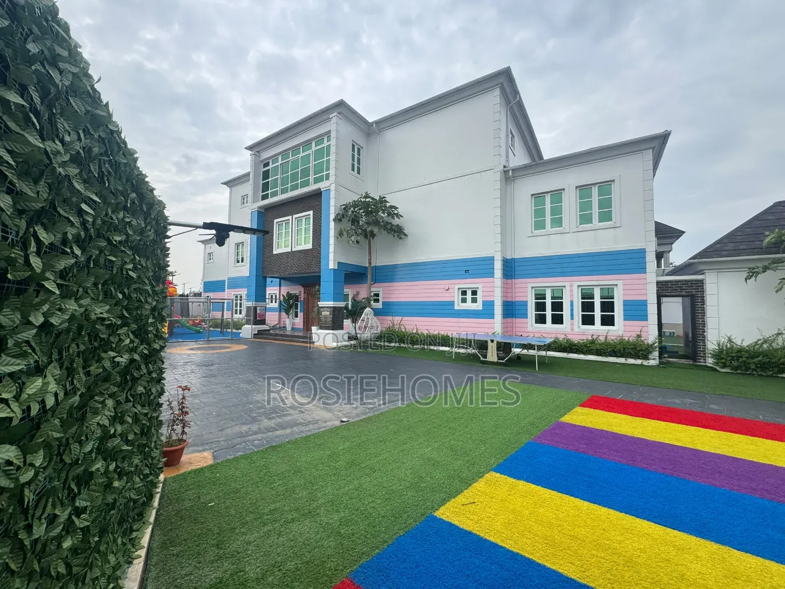 15-Bedroom Fully Detached House With 3-Room BQ | Lekki Phase 1 in Ikota