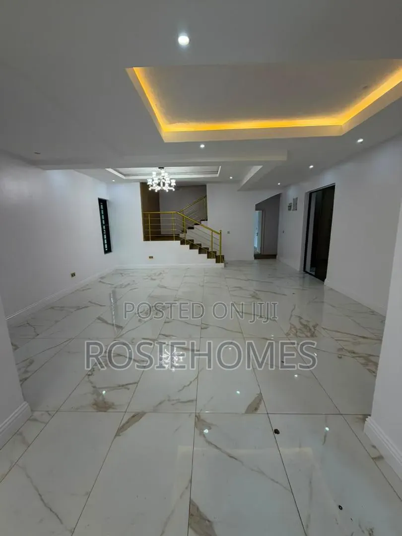 15-Bedroom Fully Detached House With 3-Room BQ | Lekki Phase 1 in Ikota