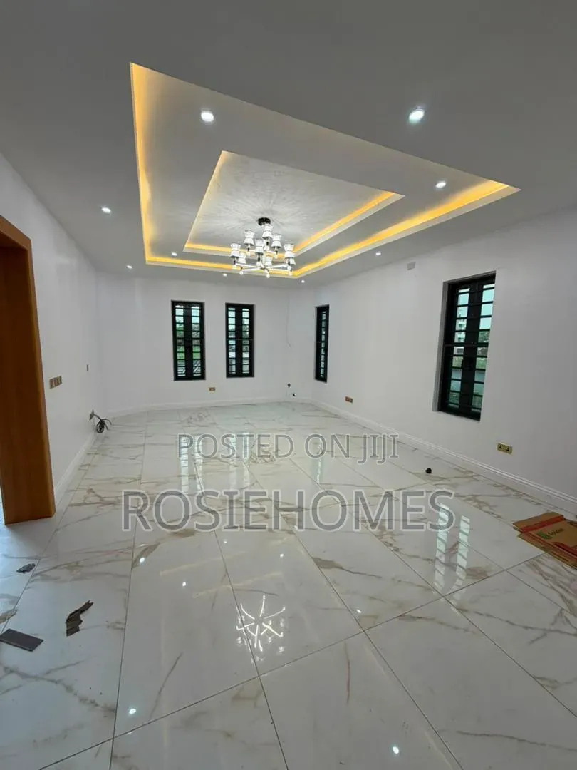 15-Bedroom Fully Detached House With 3-Room BQ | Lekki Phase 1 in Ikota