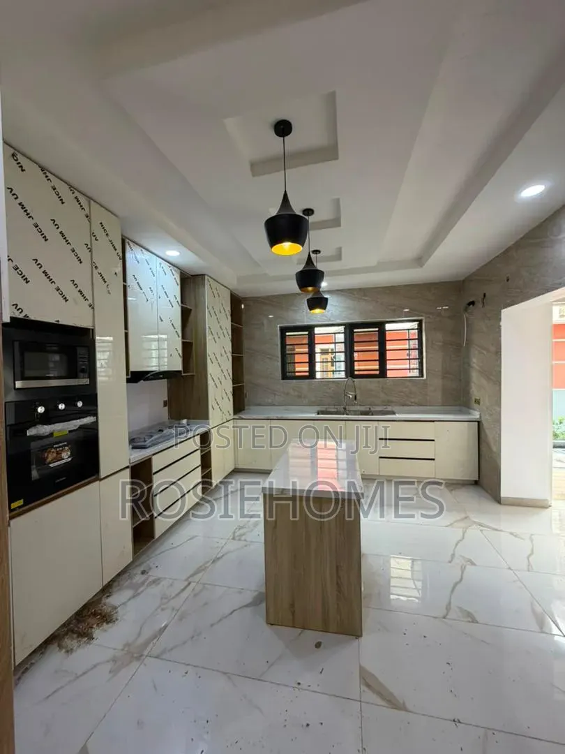 15-Bedroom Fully Detached House With 3-Room BQ | Lekki Phase 1 in Ikota