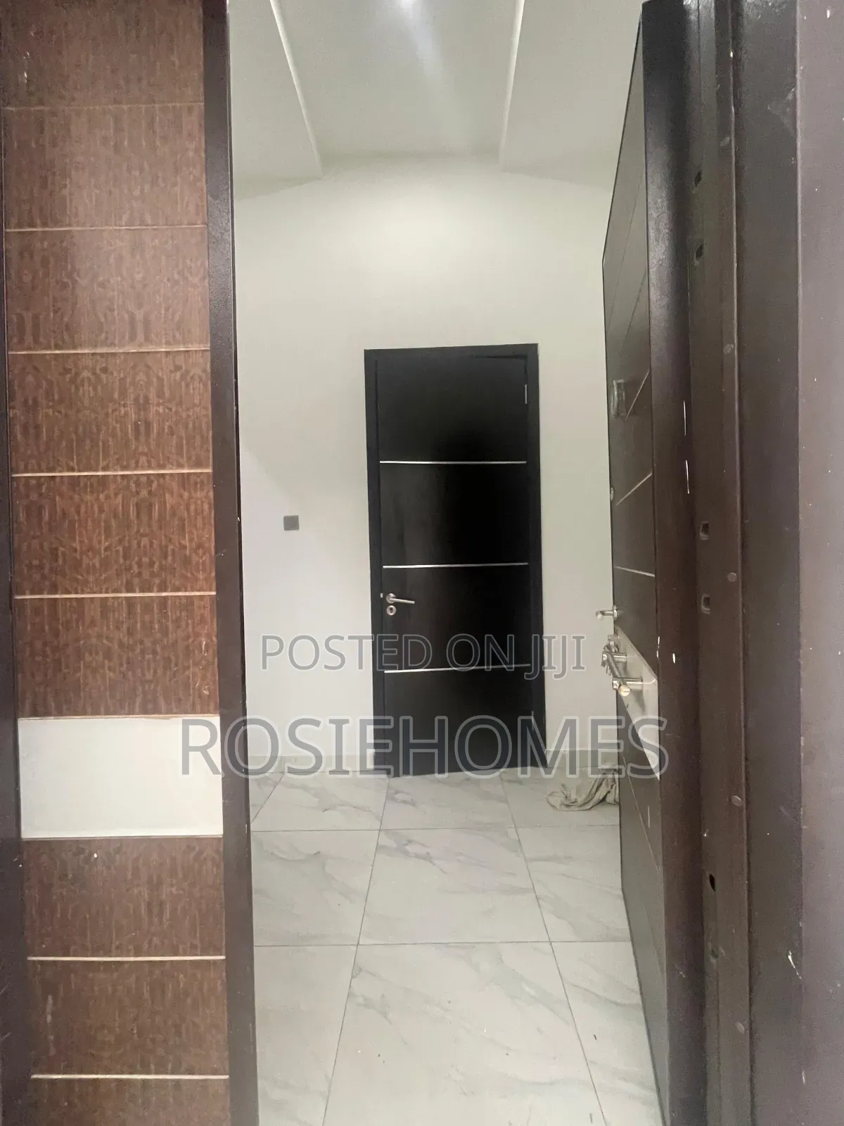 5bdrm Duplex in Chevron for rent in Chevron