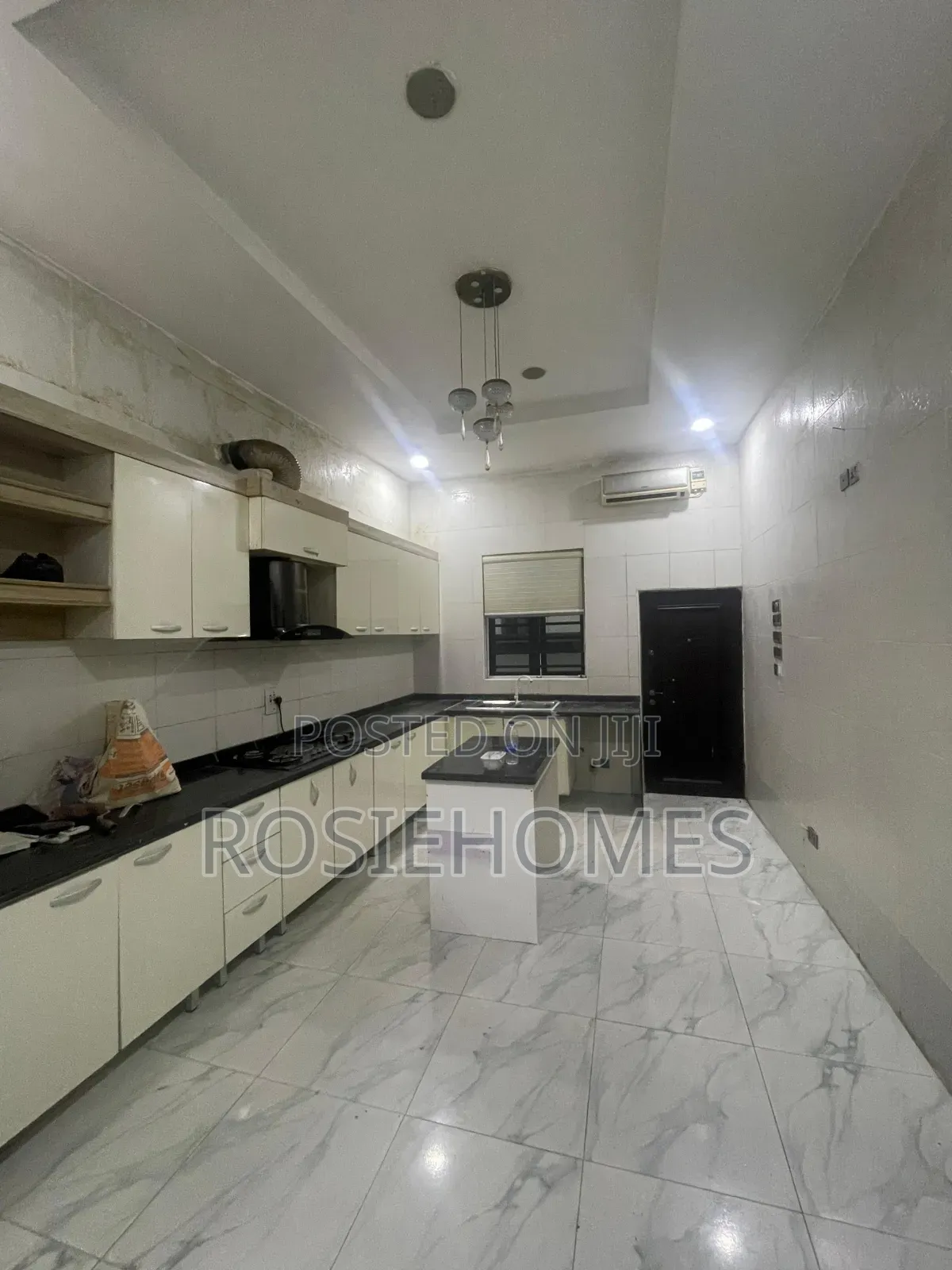 5bdrm Duplex in Chevron for rent in Chevron