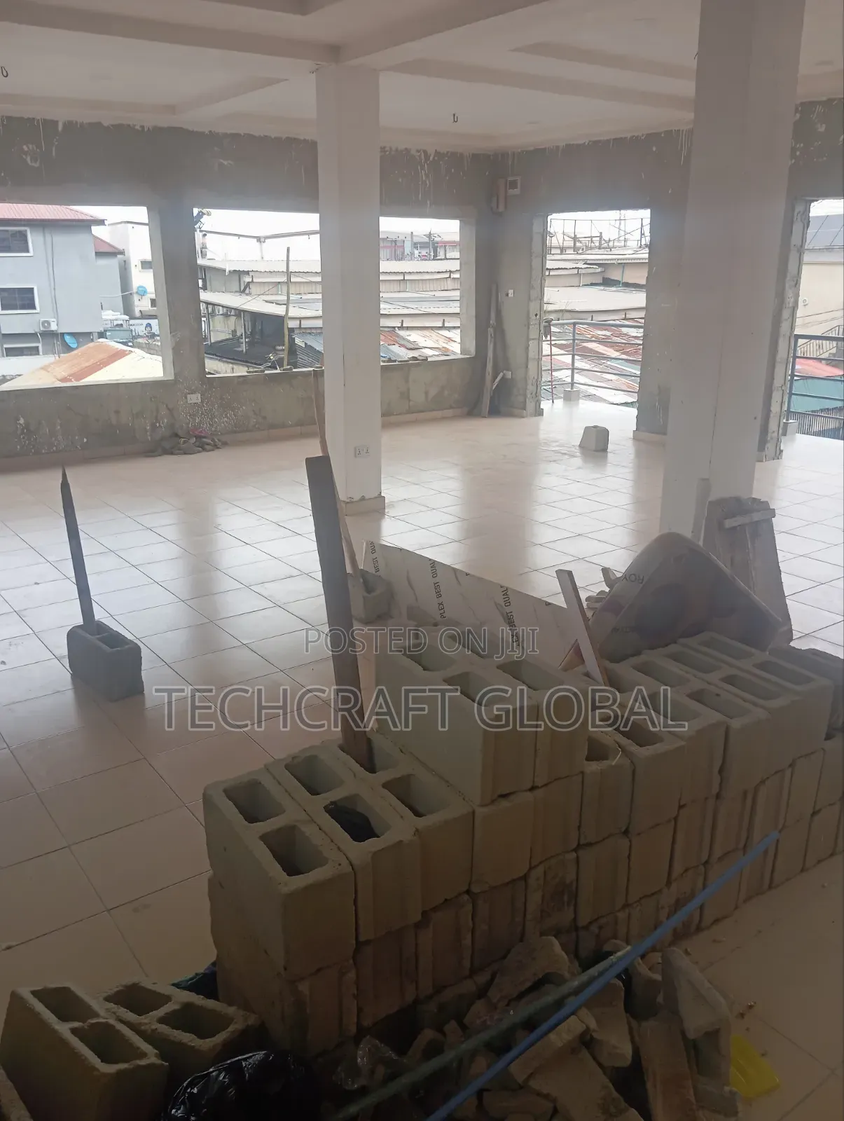 Very Massive Over 80sqm Shop to Let Directly Facing the Express in Sangotedo