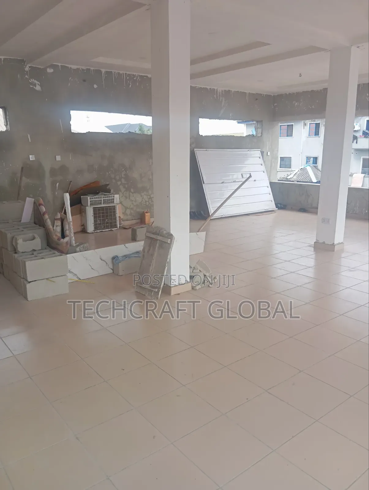 Very Massive Over 80sqm Shop to Let Directly Facing the Express in Sangotedo