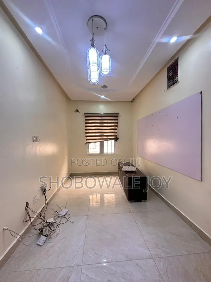 4bdrm Duplex in Agungi for rent in Agungi