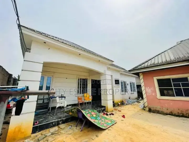 6bdrm Bungalow in Apu Road, Obio-Akpor for sale in Obio-Akpor