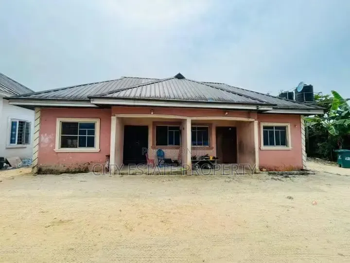 6bdrm Bungalow in Apu Road, Obio-Akpor for sale in Obio-Akpor