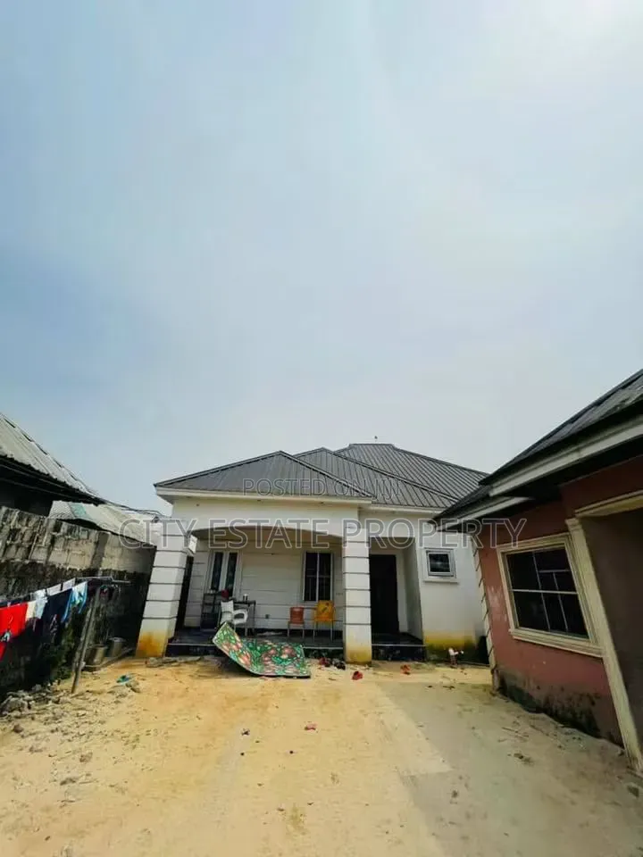 6bdrm Bungalow in Apu Road, Obio-Akpor for sale in Obio-Akpor