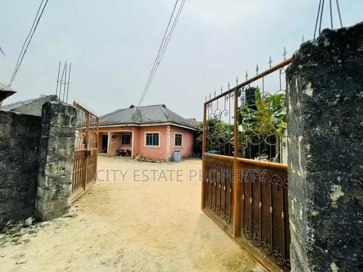 6bdrm Bungalow in Apu Road, Obio-Akpor for sale in Obio-Akpor