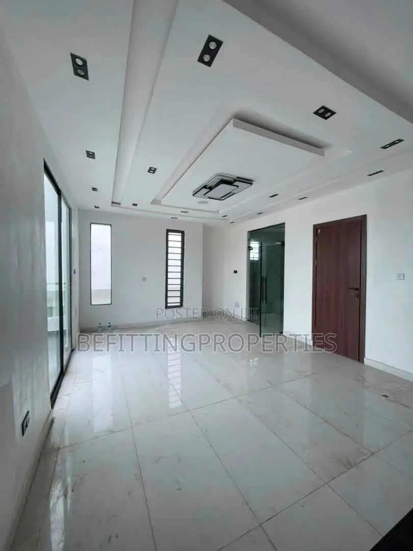 5bdrm Duplex in Ikota for sale in Ikota