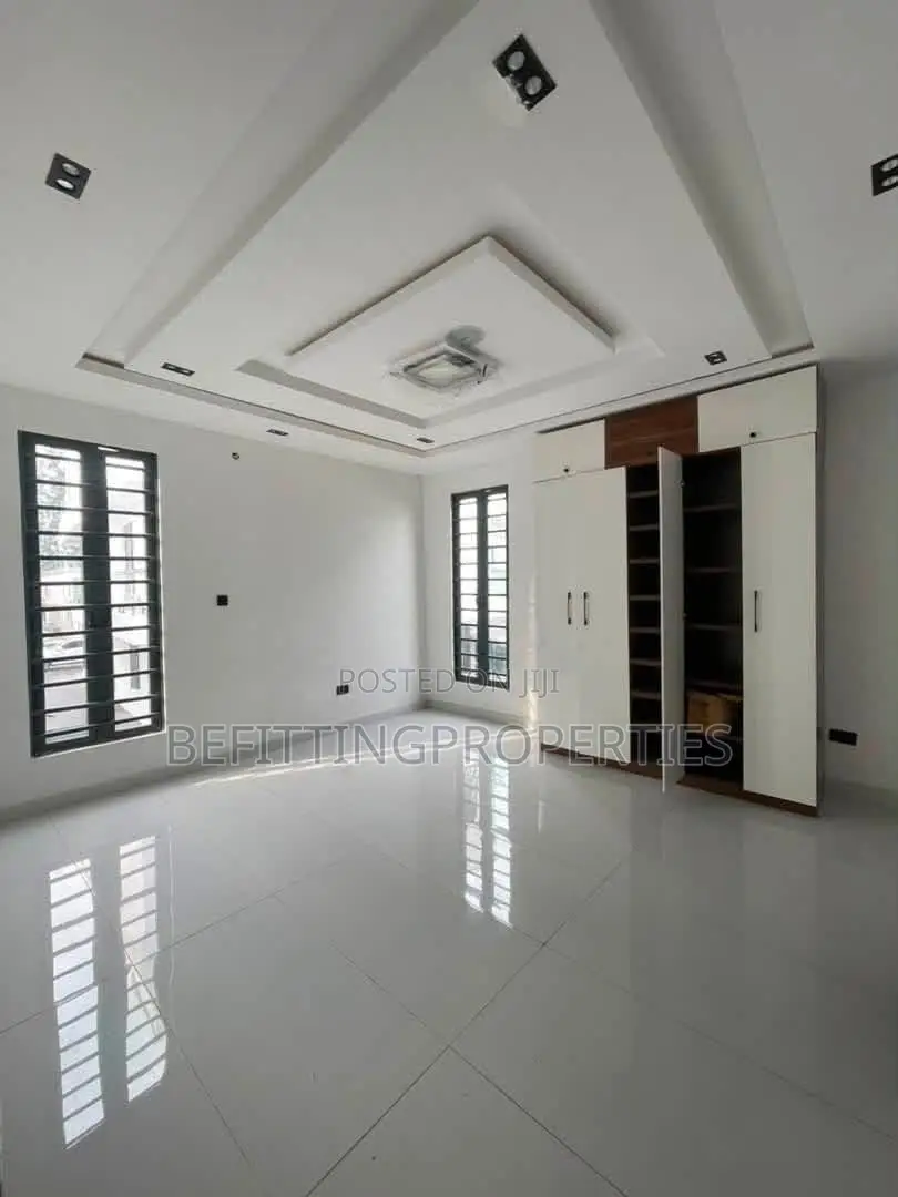 5bdrm Duplex in Ikota for sale in Ikota