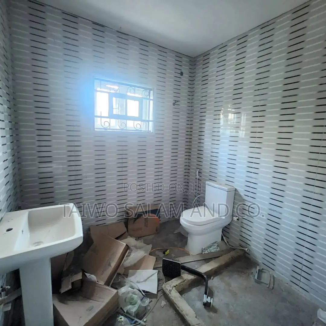4bdrm Bungalow in Ologuneru for sale in Ologuneru