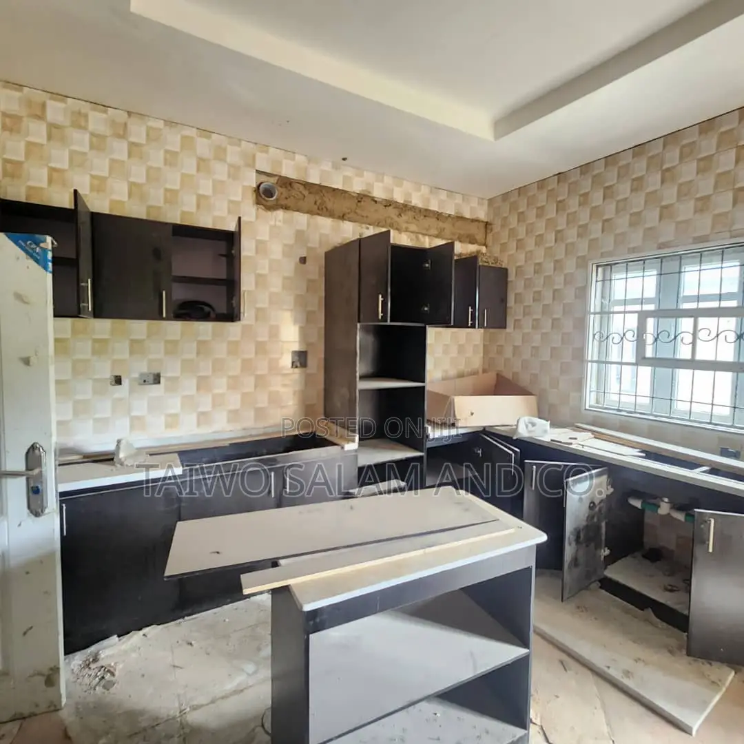 4bdrm Bungalow in Ologuneru for sale in Ologuneru