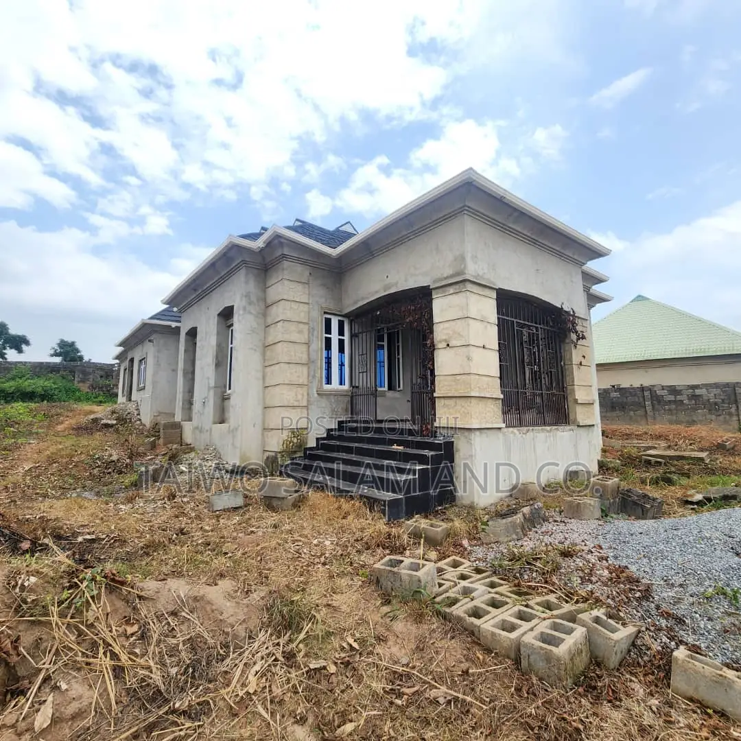 4bdrm Bungalow in Ologuneru for sale in Ologuneru