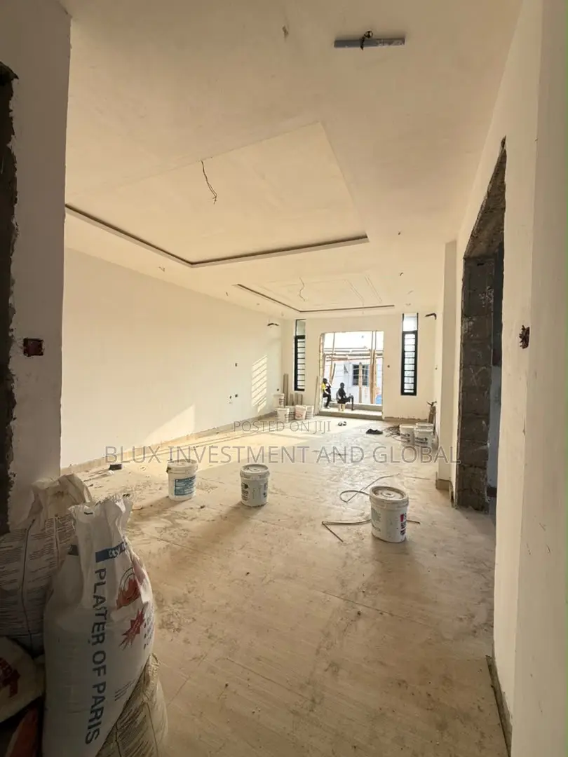 2bdrm Apartment in A Secured Close, Ologolo for sale in Ologolo