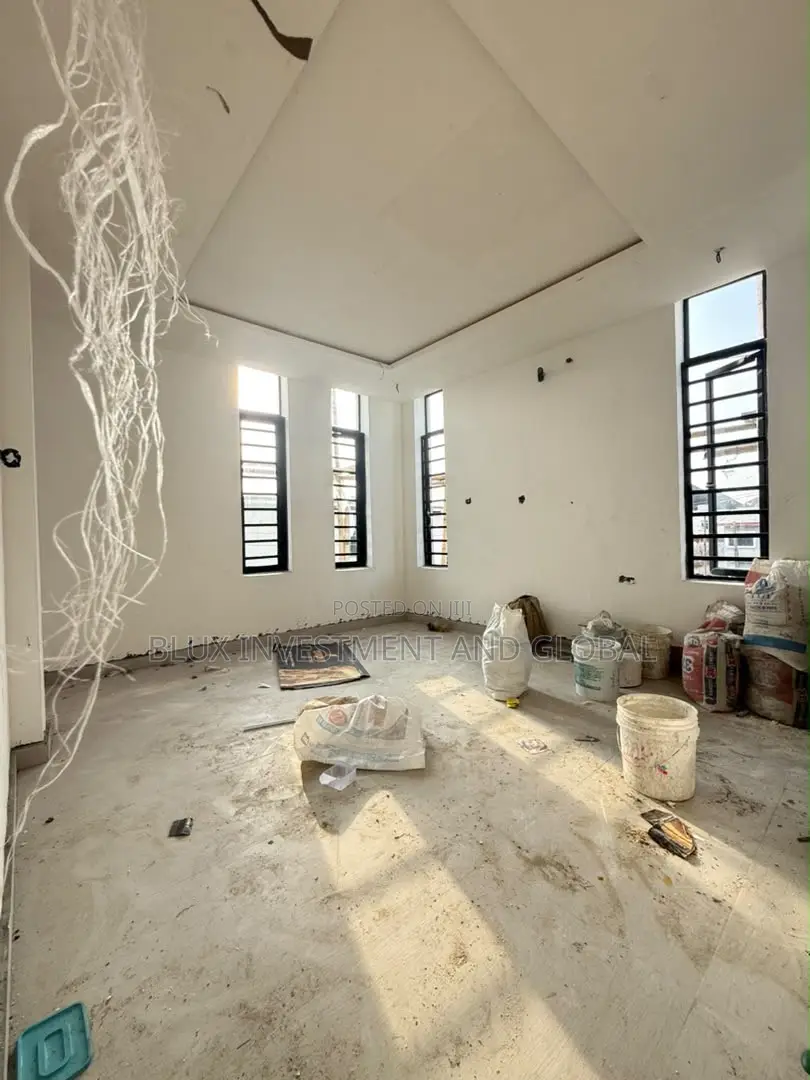 2bdrm Apartment in A Secured Close, Ologolo for sale in Ologolo